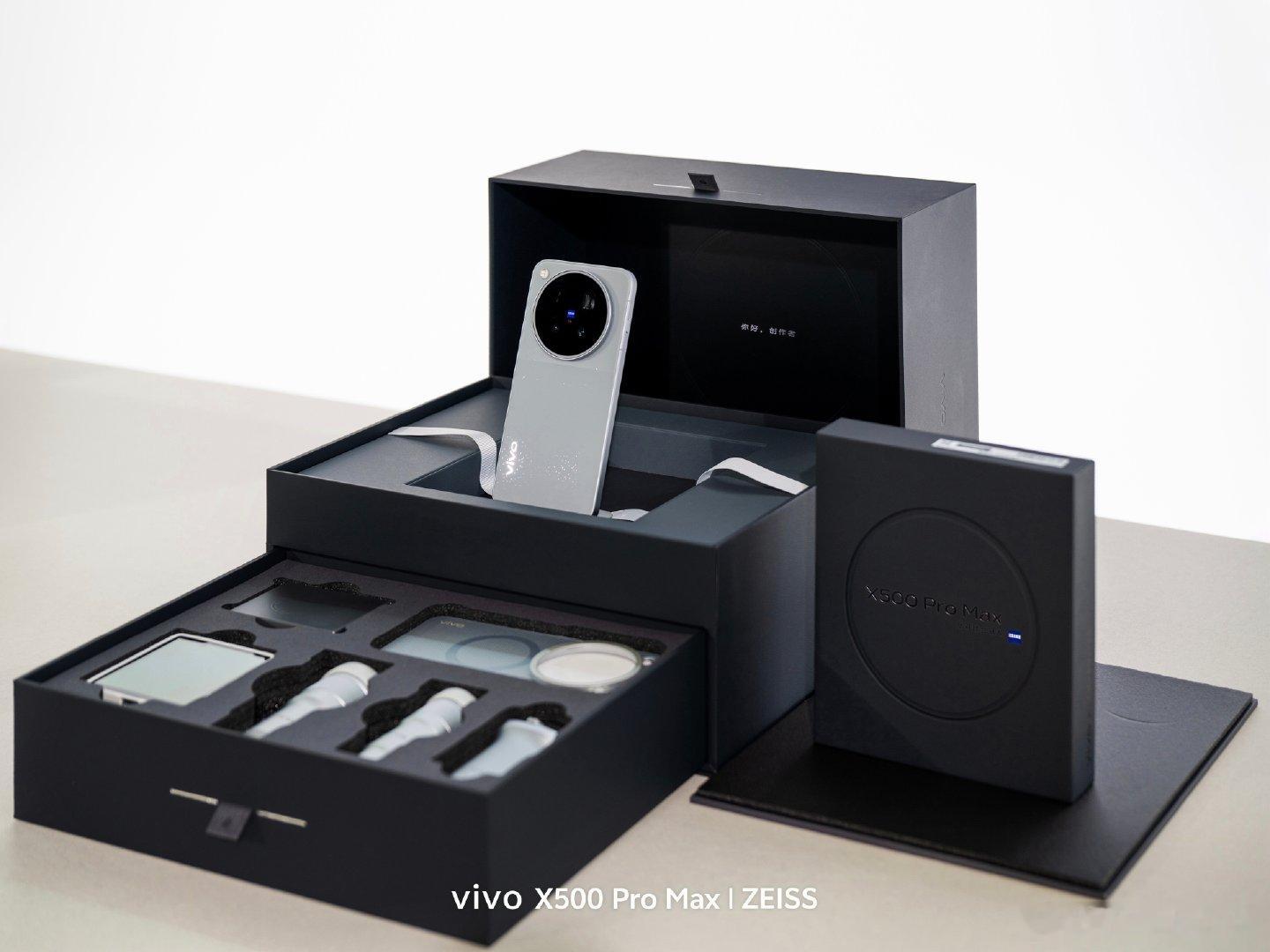 看了vivo X500系列发布会，我感觉现在国产手机厂商是真的蛮会起名的，譬如这次出的四个配色：第一缕光的「晨曦」、静谧而有力量的「摄夜」、沉稳浑厚的「大地回声」、还有取自周杰伦的经典作品「晴天」，都是很有意境的，你们最喜欢哪个颜色呢？ ​
