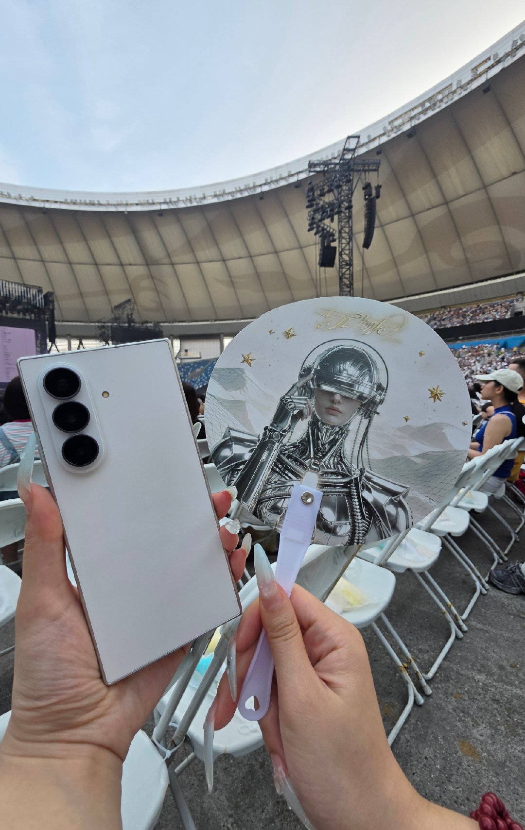 张韶涵成都演唱会的舞台设计太精致，Fold 8 Ultra 拍出来的画面，连布景细节都清晰可见#张韶涵玩家巡回演唱会##张韶涵演唱会##三星ZFold8Ultra# ​