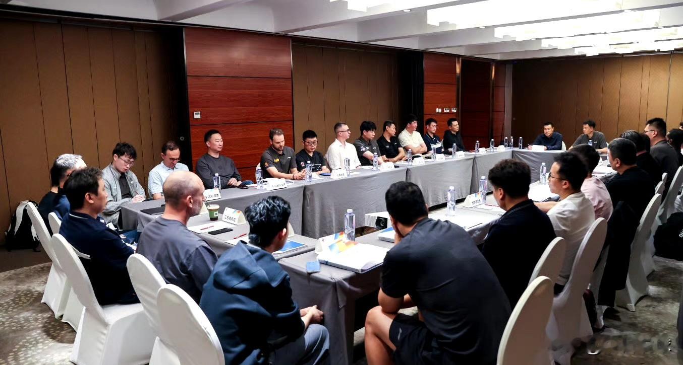 CBA联赛工作会议出现一个耐人寻味的细节！中国男篮领队薛云飞代表国家队，向长期鼎力支持国家队集训的各家CBA俱乐部致谢。篮协官方通稿里，通篇只提到领队薛云飞，没有出现男篮主帅郭士强的名字，但现场上台，和薛云飞一起为各俱乐部颁发感谢信的，正是郭士强指导。