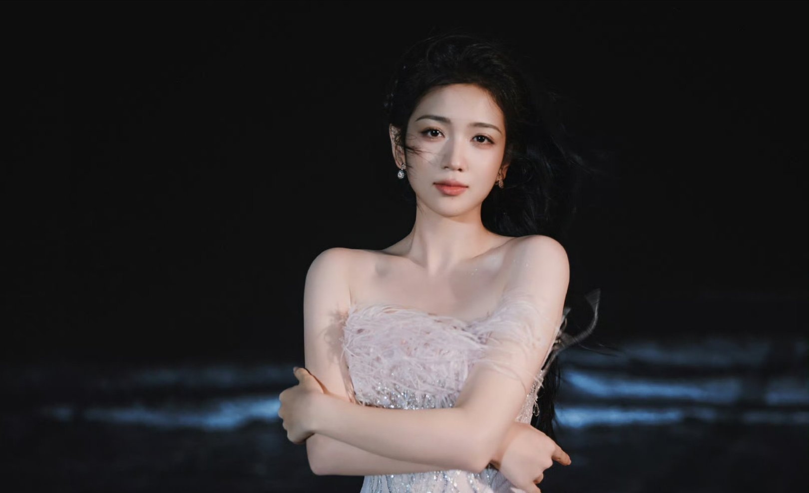 近期《我家那闺女》热播，代露娃一句真心话回忆杀瞬间刷屏：“陪你去试戏，你没试上，我进公司了。”短短一句话，讲出了娱乐圈最戏剧性的入行经历，也让网友感慨：演艺圈的缘分，真的充满无限意外与巧合。
 
这段往事源自代露娃和丁笑滢的大学时光，两人同为中戏同班好友。当年丁笑