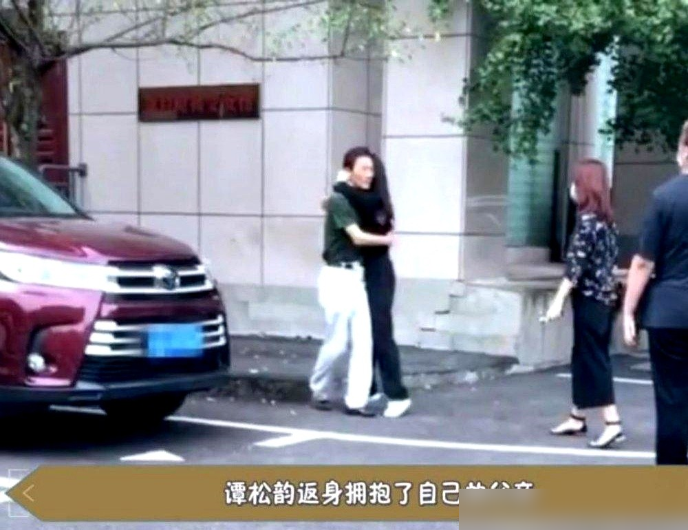 谭松韵亲口说跟刘学义拍亲密戏，俩人一对上眼就笑场，根本绷不住。
李雪琴追问怎么入戏，刘学义张嘴就是一句：哥们，亲个嘴吧！全场直接笑炸。
就这种熟到稀烂的关系，网友硬是从旧照里抠出宿命感，全网催婚催得热火朝天。
结果人家十月行程单就仨字：进组拍戏。没合体，没回应，连个眼神都懒得给。
戏里爱得死