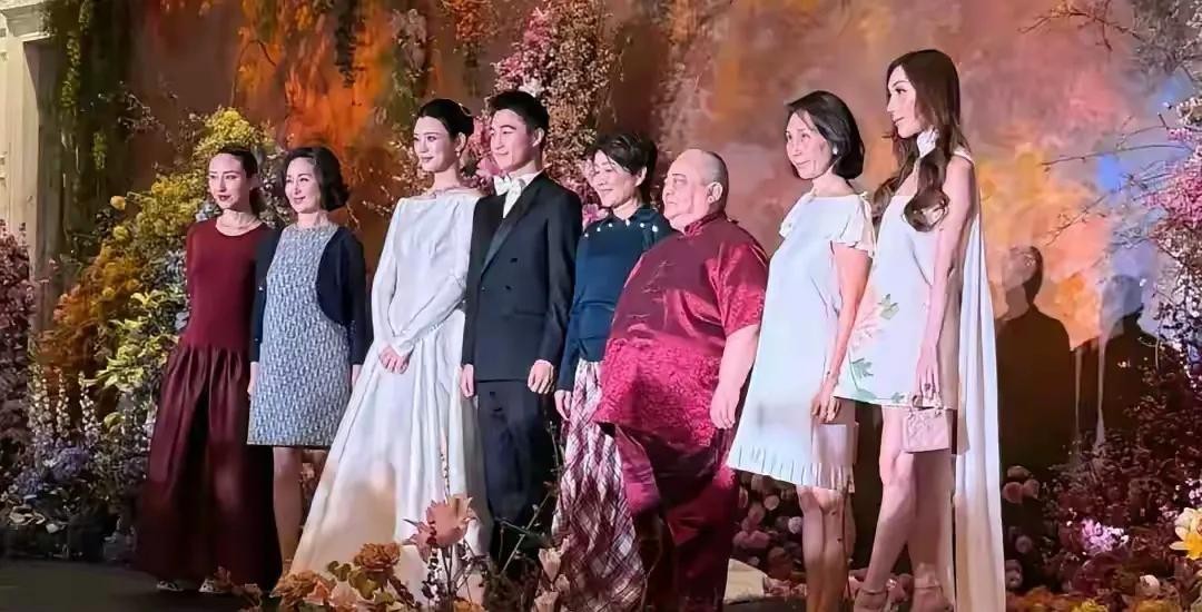 何猷君婚礼，蓝琼缨一脉来了3个人，黎婉华、陈婉珍两脉各来了1个。
3比1，1比1。
你要是把这当成站队，那就上当了。
澳门那场婚礼，另外三房都有人到场。蓝琼缨一脉的名字列出来：何超琼、何超凤、何锶珩。黎婉华一脉就一个何超雄，陈婉珍一脉就一个何超云。人数差摆在这，明面上蓝琼缨多出两个。
可这多出来的两