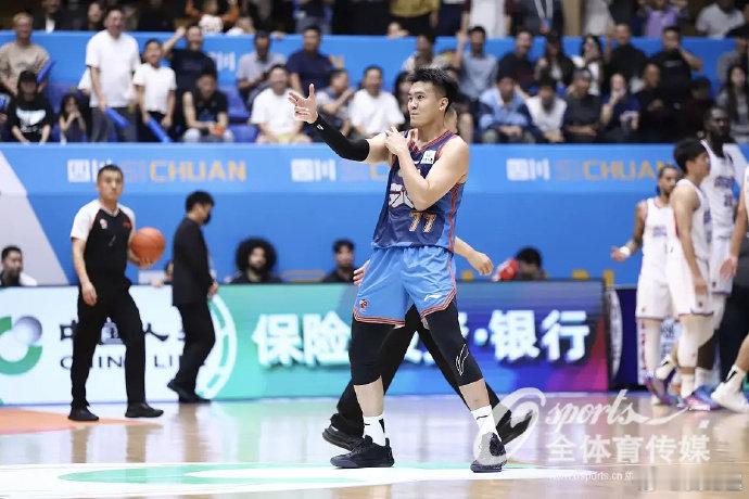 跨赛季47连败，CBA历史上最长的黑夜，今晚被四川点亮。97比85力克天津，小伙子们终于把输球的帽子摘了下来。篮球最迷人的从不是常胜，而是摔了无数跤还肯站起来。欢迎回来，四川！
 #CBA[超话]##四川男篮##CBA新赛季# ​​​