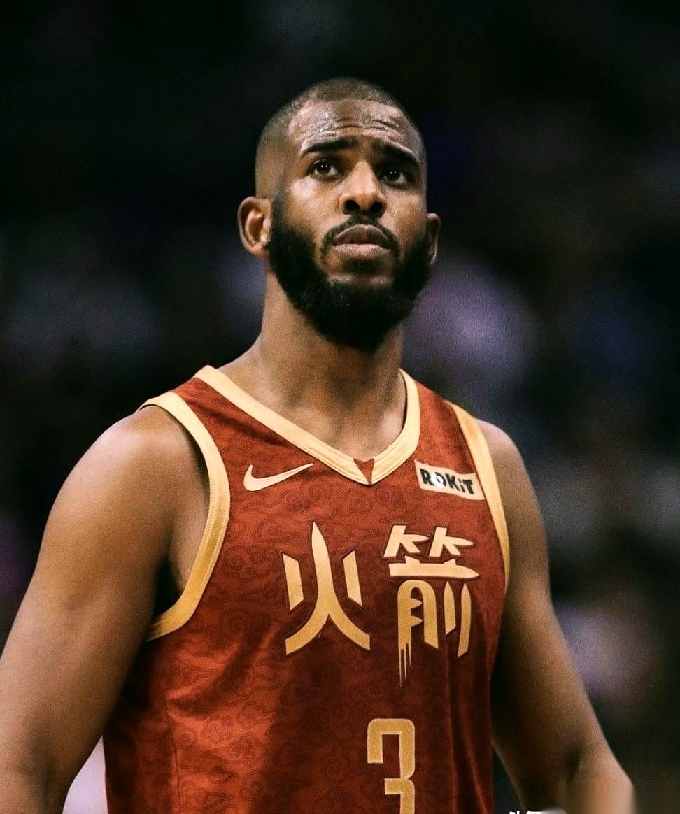 “给保罗打电话！” 加内特在直播镜头前，直接把桌子拍得邦邦响，眼睛瞪着...