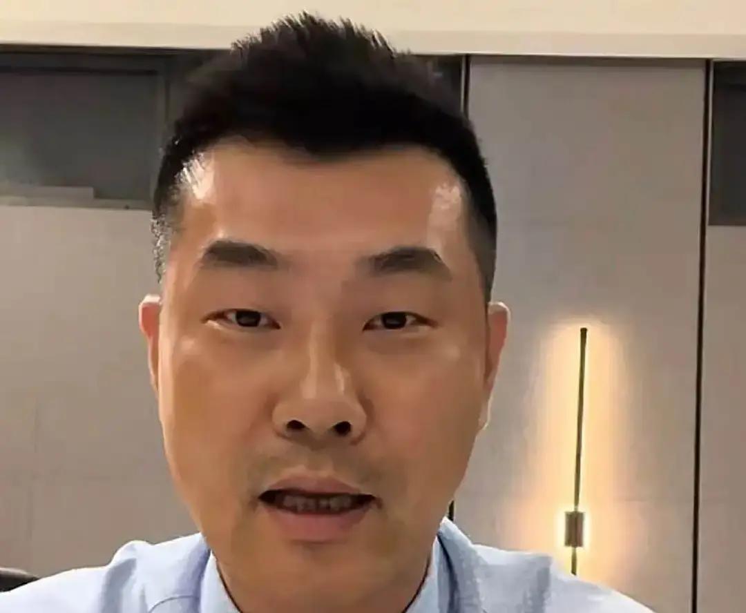 王仕鹏这回是真坐不住了，直接把广东男篮新赛季的遮羞布给一把扯了下来。
打个广厦第一节就能落后，比分牌上19比24倒在其次，真正让人窝火的是场上那防守，简直漏得像个筛子。
以前广东队靠什么横着走？全场紧逼、疯狂撕咬、转换快攻。现在再看场上，换了教练团队，阵容也大换血，五个人在场上各打各的，连最基本