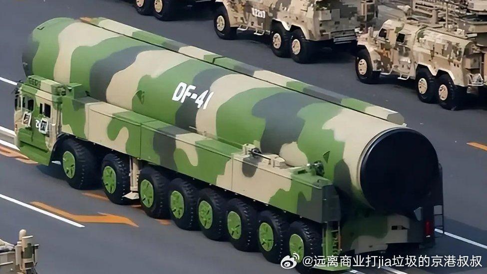 应以毁灭性打击必包括美国本土重要目标等美国国内外军事经济目标等，坚决彻底回击！  ——#凤凰新闻#【胡锡进：若美军事打击中国数据中心，应反击其本土目标】美国智库“新美国安全中心”（CNAS）近日抛出一份非常耸动的报告，公开鼓吹军事打击中国数据中心等极端选项，阻止中国率先实 ​