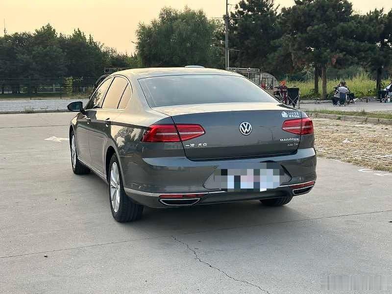 《车型》2017款 迈腾 330TSI DSG 豪华型
《官价》23.49万
《上牌》2016年12月
《排量》1.8T
《里程》7.1万公里
价格5万多 ​