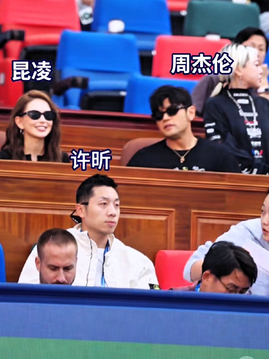 周杰伦和昆凌现身上海，观看网球比赛，这一场是张之臻比赛，他人气很高啊！不仅周杰伦夫妇，还有许昕也去了，现场的入座率还是很高的，周杰伦夫妇走到哪里也低调不了，昆凌真的太漂亮了，在那么多人中，一眼就能看到她，女明星就是女明星，颜值是真的顶，五官立体精致，不愧是天王嫂，感觉她这么多年都没变过，还是那么上镜