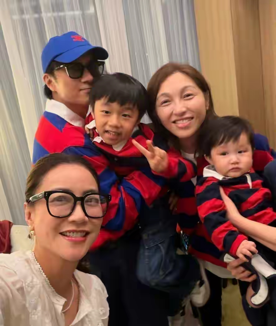 古巨基54岁生日晒的全家福，真的看得人有点恍惚。
他和58岁的妻子站在一起，完全看不出女方比他还大四岁，皮肤状态紧致透亮，扎着半马尾笑起来的样子，和二十多年前站在他身边当助理的青涩模样几乎没差。
两个小儿子站在中间，眉眼轮廓全随了妈妈，软乎乎的小脸连笑起来的梨涡都和妻子如出一辙，古巨基站在旁边盯着妻