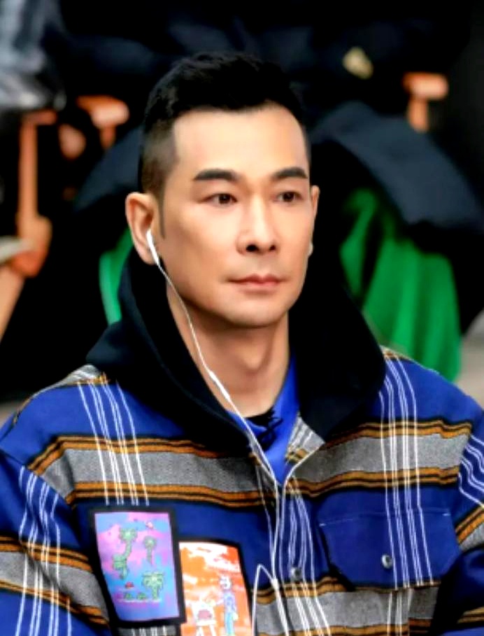 2012年赵文卓在剧组遭甄子丹大幅删减戏份并被单方面踢出局，一向温和的他直接召开记者会掀桌子怒怼，放话自己在北京有十套房，就算赔上整个演艺生涯也要让观众看看对方有多恶心
 

当年这部现代动作片，原本打着双雄对决的噱头。甄子丹作为主演兼监制，在片场握有极大话语权，不仅修改剧本严重压缩赵文卓的角色戏份