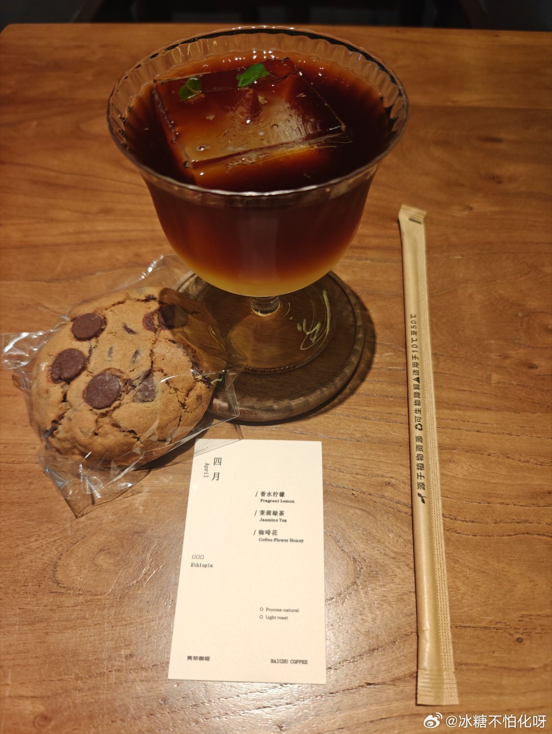 关于“小学生午休不必强制睡觉”的讨论正在升温，一线教师和众多家长提出，午休的核心应是让大脑和身体得到放松休息，而不是将“睡着”作为必须完成的KPI，强行要求精力各异的孩子统一切换到睡眠模式，反而会造成
