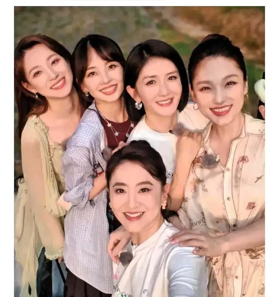 瞧主持界的五朵金花——月亮姐姐、蓝羽、谢娜、王冰冰和马凡舒，一个比一个长得漂亮，真是美极了。她们不仅主持节目十分精彩，还是好朋友，且个个多才多艺。她们笑容满面，照片拍得真好看。不知友友们喜欢哪位主持人呢？有的爱月亮姐姐的灵动，有的迷蓝羽的大气，各有各的出彩之处。
声明：本文仅供娱乐，请勿代入现实。
