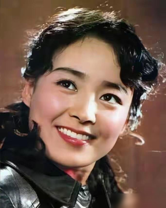 武康路那个小院，今年重阳挤进去50多个老戏骨，牛犇、达式常全在。
这帮人往那一站，就是半部中国电影史。62年评“二十二大明星”，上影占了一大片，后来张瑜、陈冲、龚雪接棒，一个时代接一个时代。
没红毯，没热搜，就几把椅子，一壶茶。达式常八十多了，腰板还是直的，乔榛说话还是那个配音腔，一开口就是译制