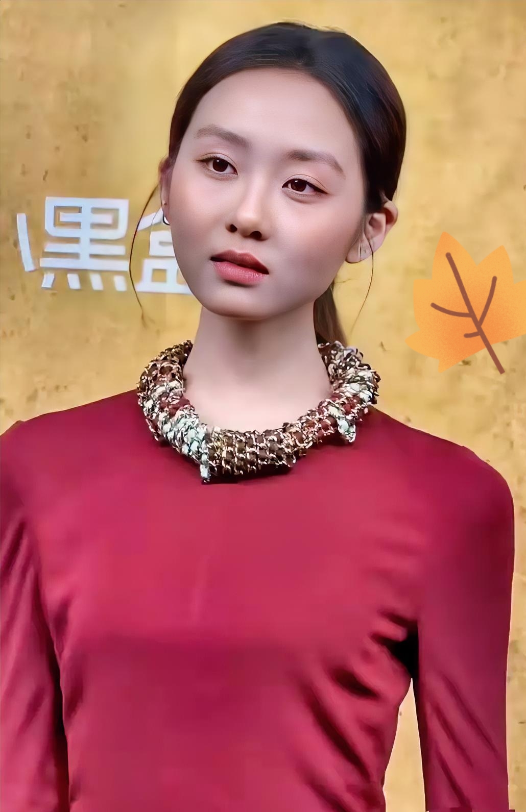 全网替她办完了出道仪式，她本人一个字没认领

10月23日晚，苏州。20岁的黄忆慈穿着香奈儿2026秋冬系列的酒红色长裙，走完了人生第一场大型红毯。

&