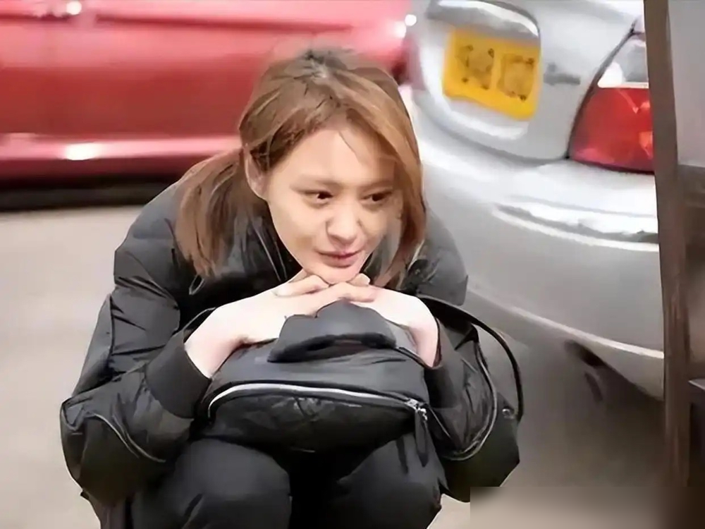 藏了11年的《花儿与少年2》瓜，宁静直接捅破了！
宁静直播明确说，当年正片只用了全部素材的5%，剩下95%全没公开。
母带大概率已经销毁，这是业内惯例，多机位原始母带存储成本太高，播出后半年内就会批量处理。
她还证实冲突全没剧本，澄清郑爽不坏，许晴当年被孤立另有隐情，连自己的易怒人设都是剪辑刻