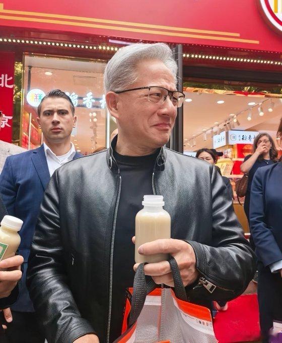 关于老黄的8个冷知识：  1. 穿皮衣是因为皮肤过敏，其他面料会痒 2...