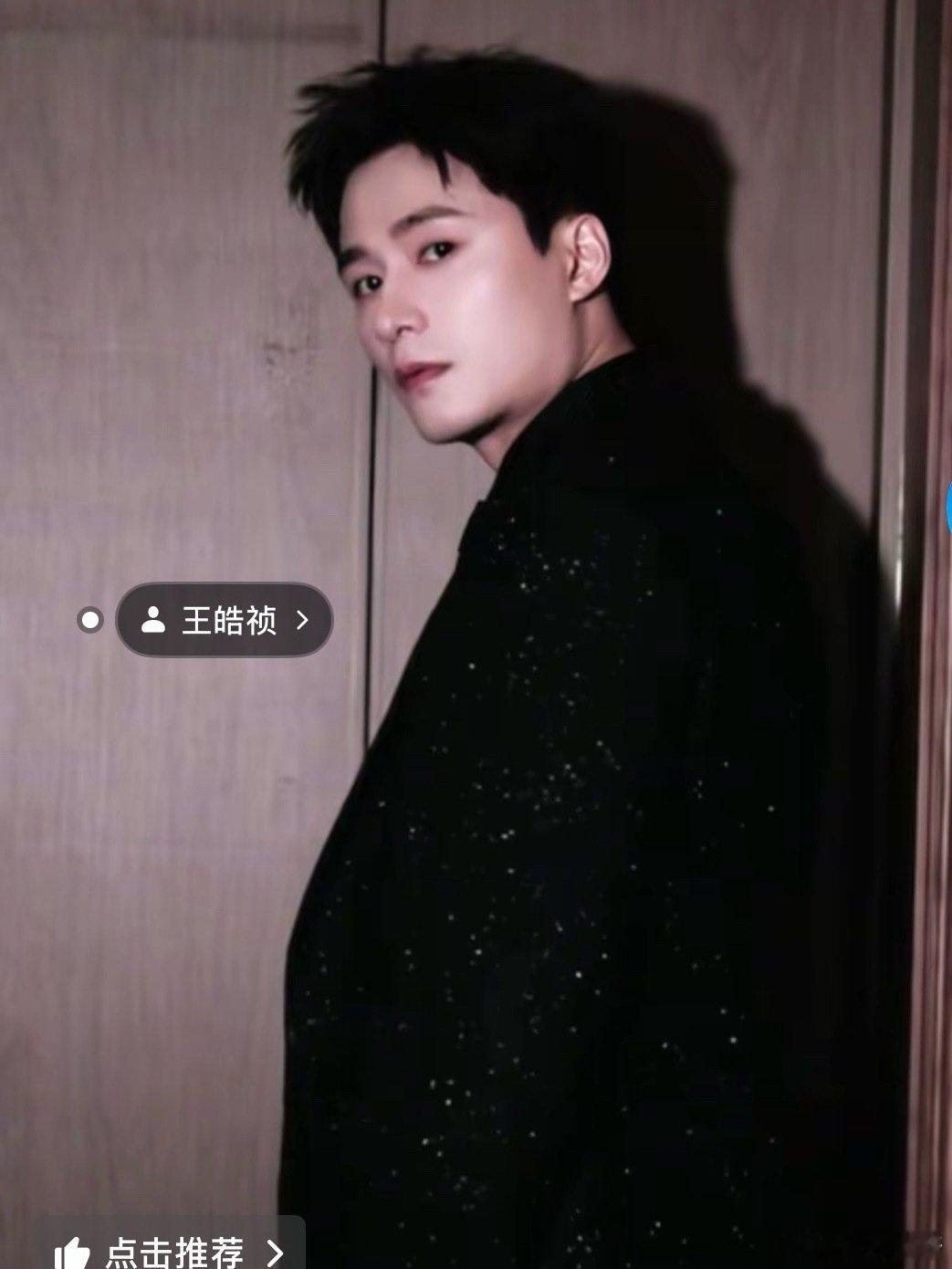 #王皓祯[超话]#  开始倒计时啦《坠入秩序之外》[色][色][色]看席教授（王皓祯饰）如何被情欲小说家拿捏🤏🤏 ​