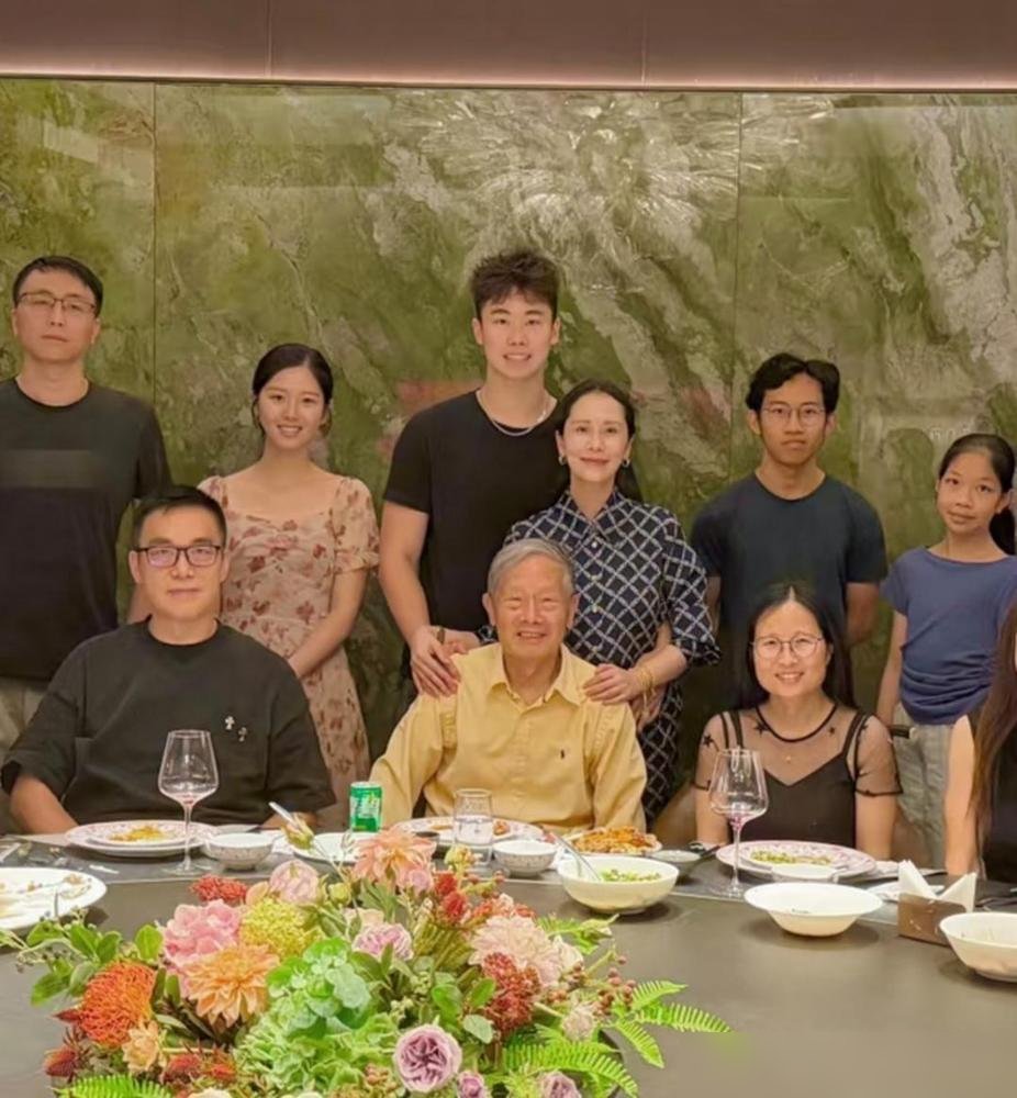 48岁海清带19岁儿子吃饭，素颜被拍。儿子从背后一把搂住她的腰，评论区直接炸了。
有人说像姐弟，有人说这动作过了。但翻完蛋妞的履历，闭嘴了。游泳拿过亚洲前三，大提琴进过皇家音乐学院，学术全A，画画办过展。关键这儿子还不是那种冷冰冰的学霸。
海清拍戏他探班，蹲在监视器后面看回放。妈妈随口说句腰疼，