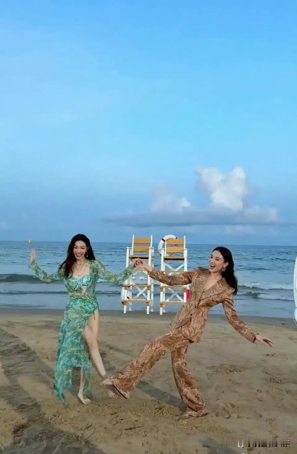 宋佳钟楚曦海边“撒野”：长腿美女的自由狂欢》   蓝天碧海作背景，宋佳...