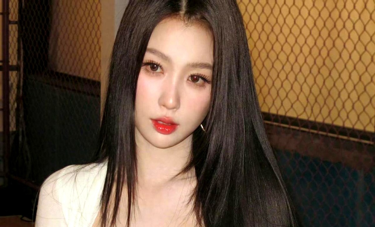 50万真金白银打水漂，女明星一句话全兜了底。

S+古装剧临时换角，实景都搭好了。粉丝凑的50多万应援金眼看要烂在锅里，虞书欣工作室直接掏腰包，把钱一分不少退回粉丝账户。

圈内都在传，她连剧组搭景的亏损都自掏腰包补了一部分。平时剧组出事，明星团队发个声明撇清关系就完事了。她倒好，合同外的事也硬扛下