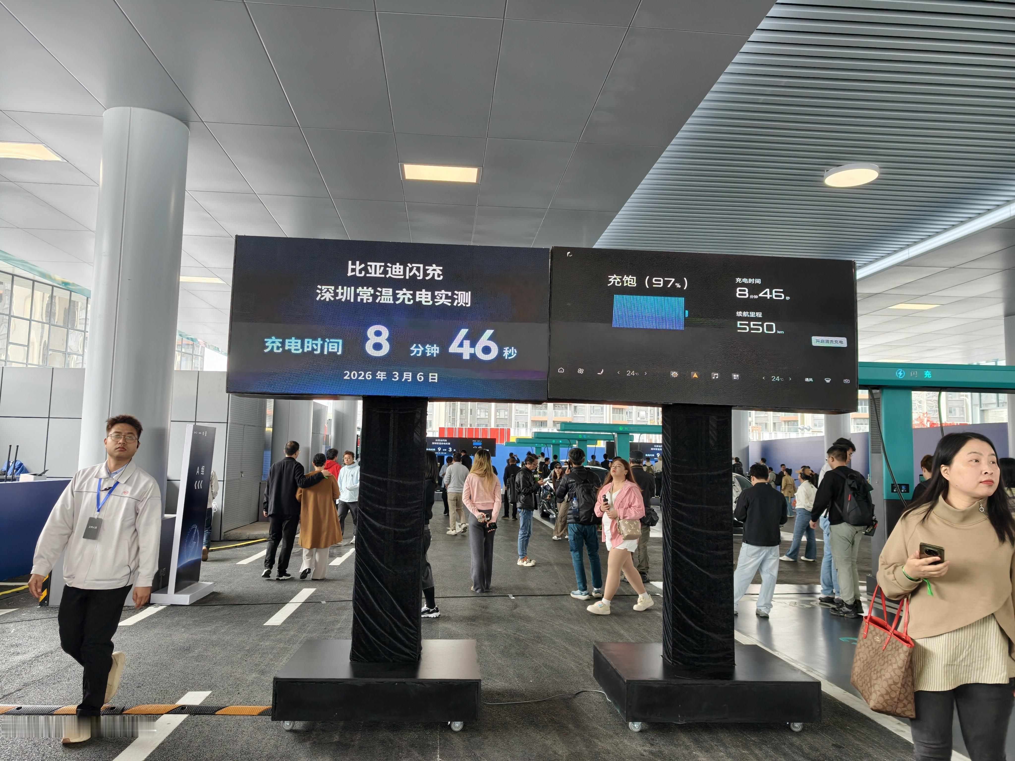 比亚迪说燃油车没未来，底气是闪充站和一块固态电池

比亚迪高管最近接受采访丢出一句：随着闪充普及，在国内燃油车已经没未来了，话说得很满。还给了时间表，后年推全固态电池车型。一句话把&34;油退电进&34;说成了定论。

数据确实往她这边倒。上个月新能源新车销量占比过了六成，乘用车零售渗透率创了新高，销量前十全是