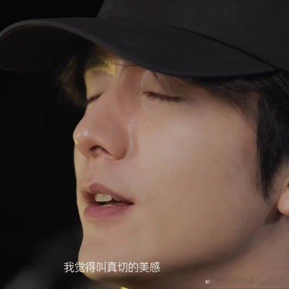 #张新成[超话]# zxc#李佳薇张新成甲乙丙丁合唱版# 

“你我怎么两清”，歌声达到高潮，情绪也被的嗓音带动，离别的破碎感拉满。 ​