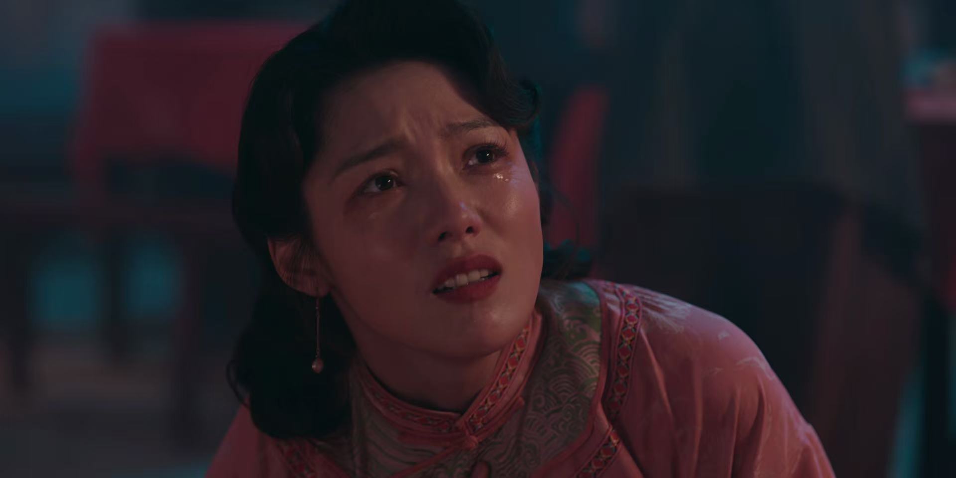 《我不是大师》的剧情有点虐啊！

女人看中了有妇之夫，她就让大哥把那个女人送走。

可谁知道，她大哥是把女人直接毒哑弄瞎，然后关了起来。

多年后，丈夫发现自己的妻子居然被关在地牢里，这一刻，他彻底疯了。

他以为妻子已经走了，没想到一直被关在地牢里，一直就在他的身边，而始作俑者就是他现在的妻子，这