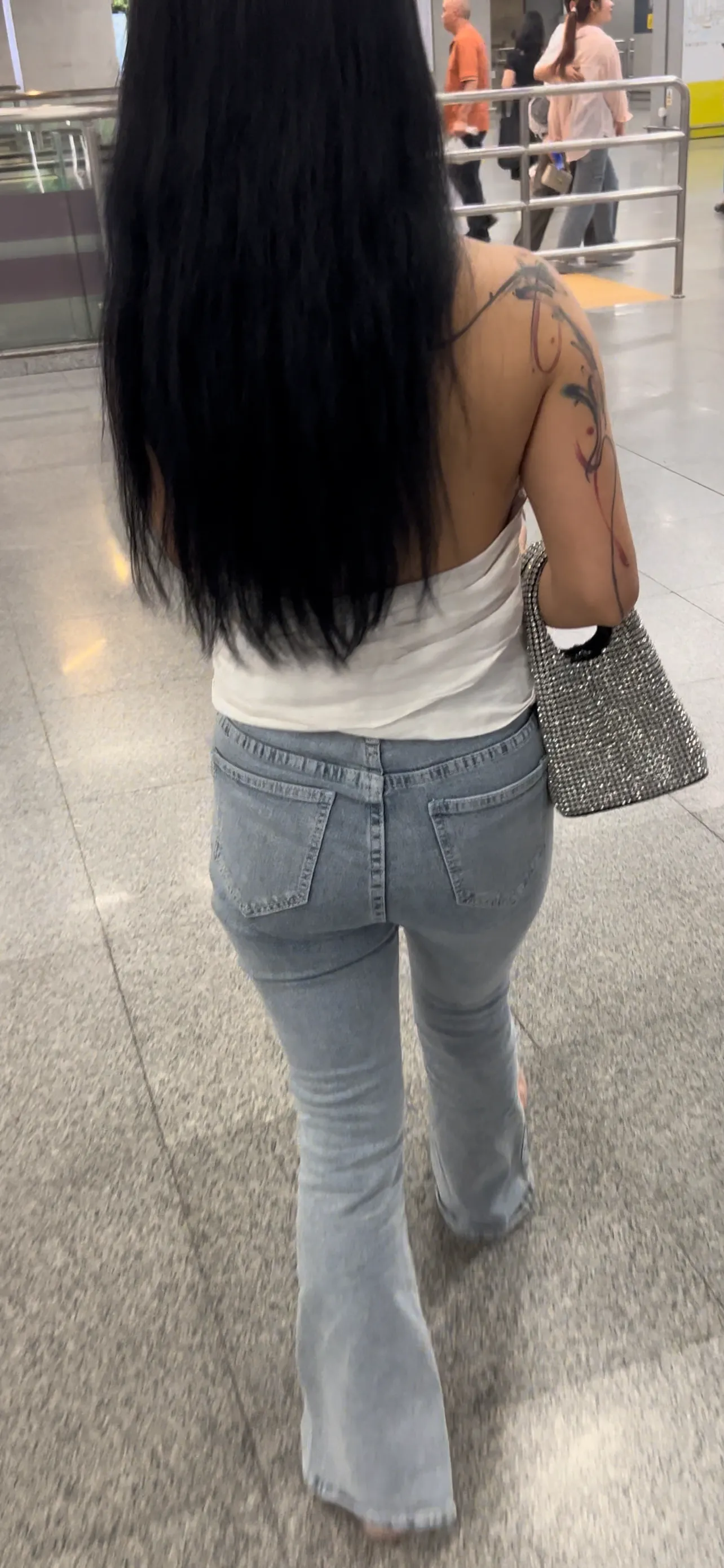 漂亮的纹身美女🚪