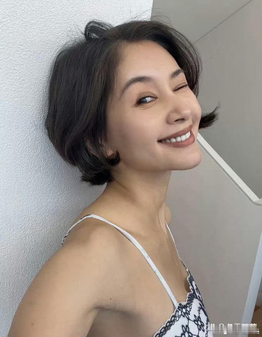 39岁王子文剪短发了，还专门把皮肤晒黑了 ​