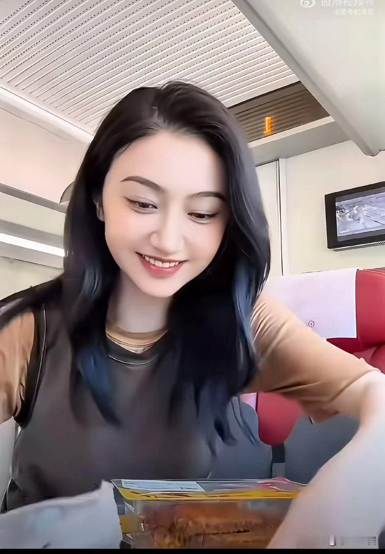 景甜在高铁上忍不住吃鸭脖子，武汉鸭脖子真的好吃，周黑鸭，精武鸭脖，都是不错的。 ​