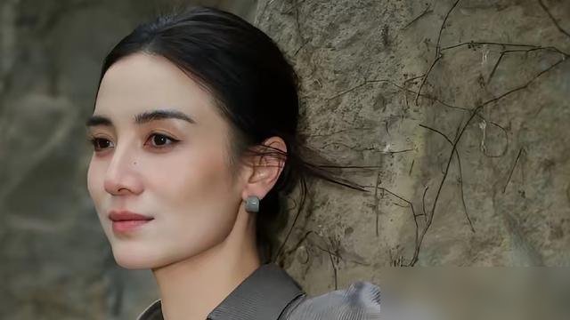 宋佳把奖拿完了，转头就回家给王伟做饭去了。
昨天飞天奖，她靠张桂梅拿下视后，成了国内头一个凭同一角色集齐白玉兰、金鹰、飞天的大满贯女演员。台上穿高定，台下被拍到散场后直奔停车场，王伟在车里等她，手里拎着保温桶。
圈里人都知道，这俩2022年就领证了。不官宣，不炒CP，王伟拍《超越》时宋佳去探班，