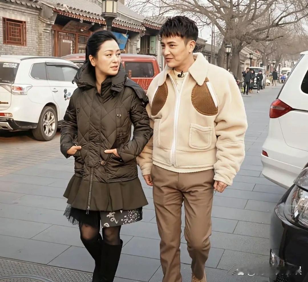 陈红没化妆出门，感觉还是很上镜的爱了爱了 ​