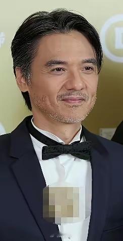 我真的非常佩服冯德伦，天王巨星黎明都没有勇气去娶舒淇，他却二话不说把舒淇娶进门了，这么多年以来他一心一意的对待舒淇，没有跟任何女明星传出绯闻。让人更加感动的是，舒淇因为身体的原因做了很多次试管都没有成功怀上孩子，他不但没有嫌弃舒淇生不了孩子，还给予妻子很大的安慰，让她渐渐走出失落 ​