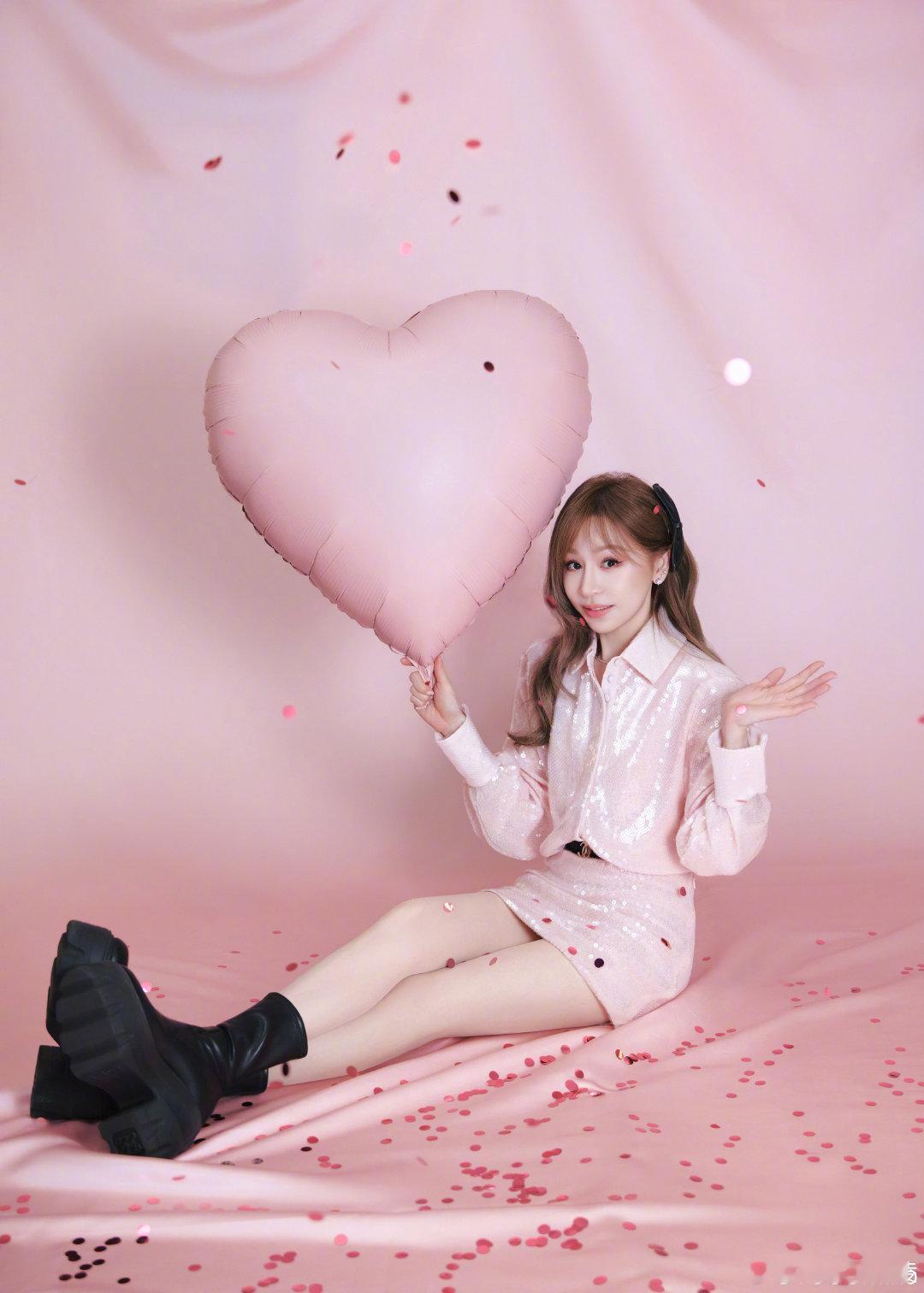 #王心凌[超话]#昨晚my cyndi回归 今晚黏黏黏黏美妞回归 [努力][努力][努力][努力][努力][努力][努力] ​