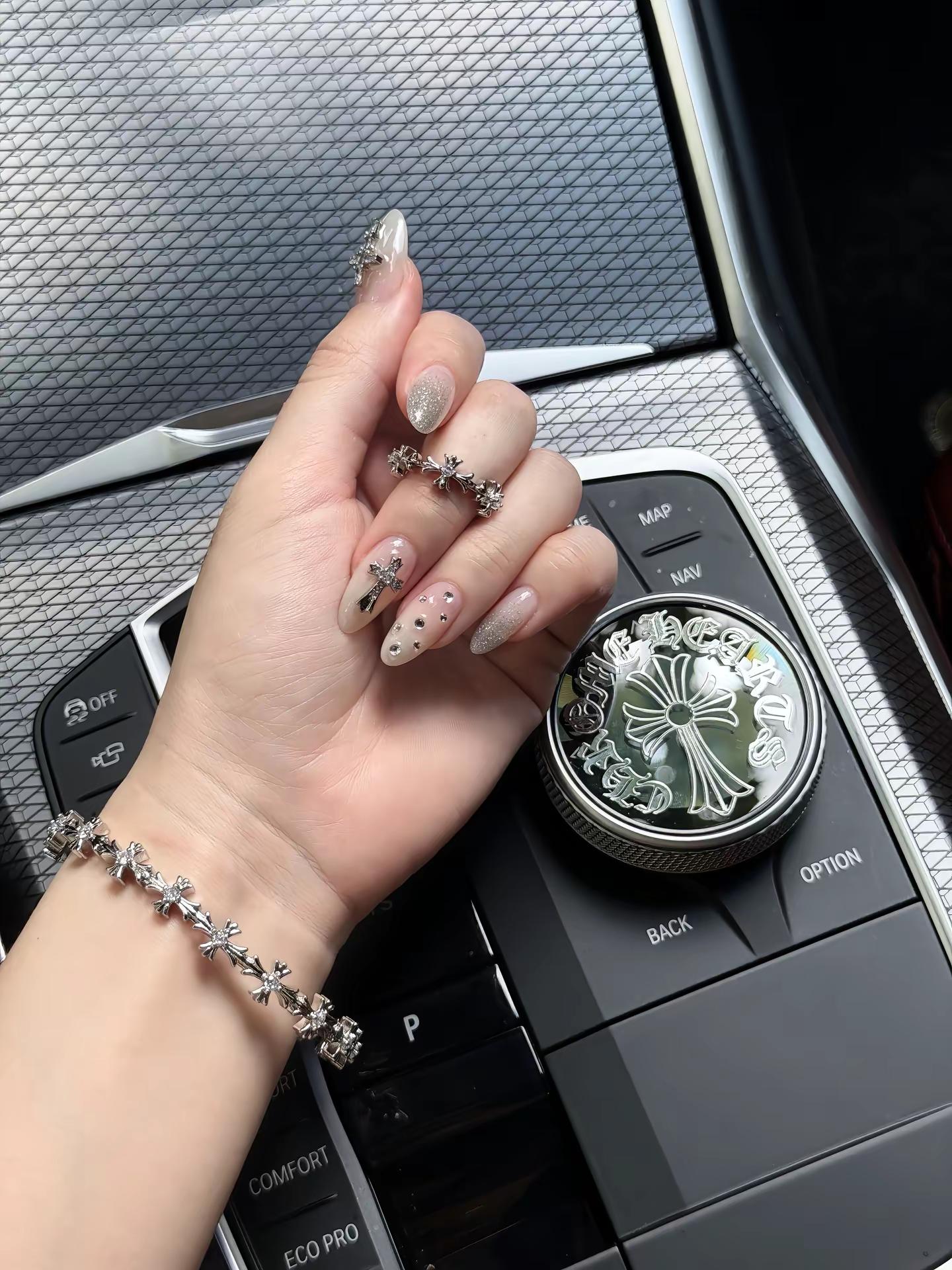 我对克罗心的狂热be like：🩶4系双门跑车 BMW 克罗心美甲 宝马