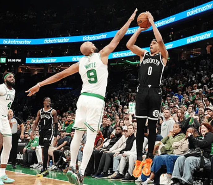 成也萧何！布朗常规时间扳平比分，但加时最后时刻上头上篮

今日NBA常规赛，凯尔特人对阵篮网的比赛已经结束。

加时赛最后2.3秒凯尔特人握有球权，杰森-塔图姆中距离跳投完成压哨绝杀，凯尔特人加时1分险胜篮网。

此前一回合篮网领先1分且握有球权，但小米凯尔-布朗选择上篮不进，给了凯尔特人绝杀的 ​