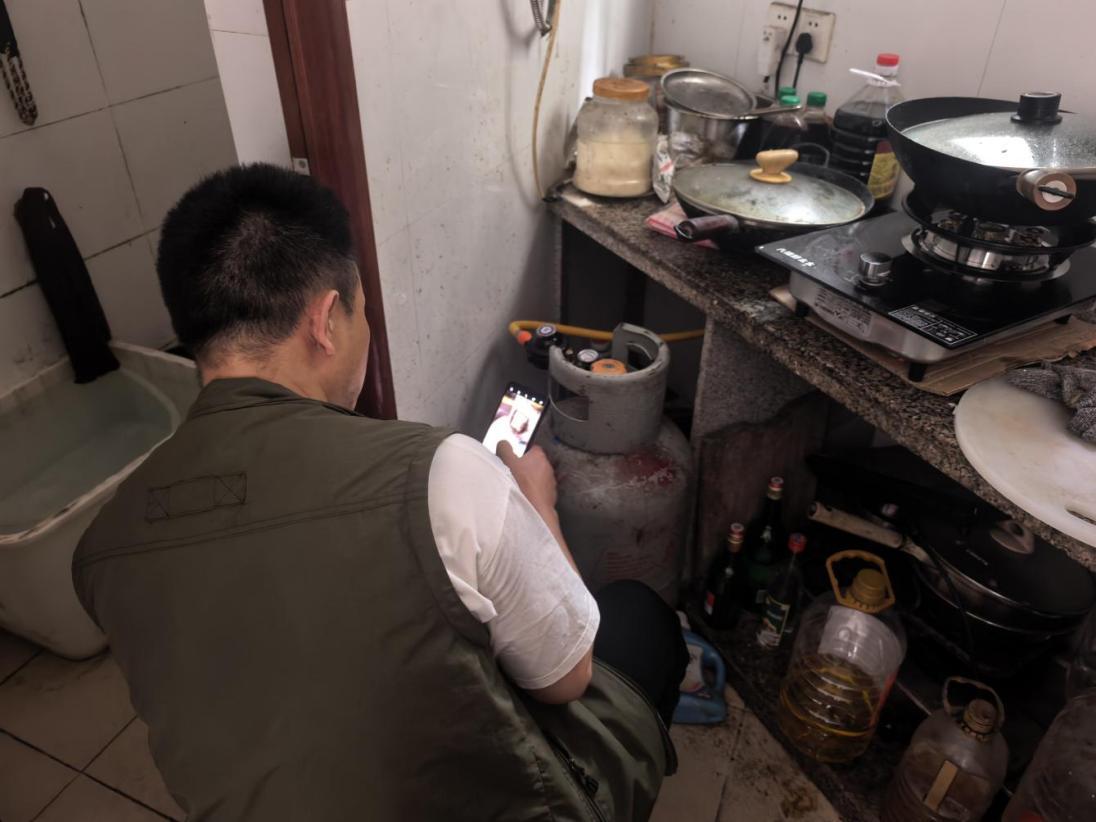 【21天“瓶”改“管”！32户居民当天通气点火】近日，越秀城管在永福西...