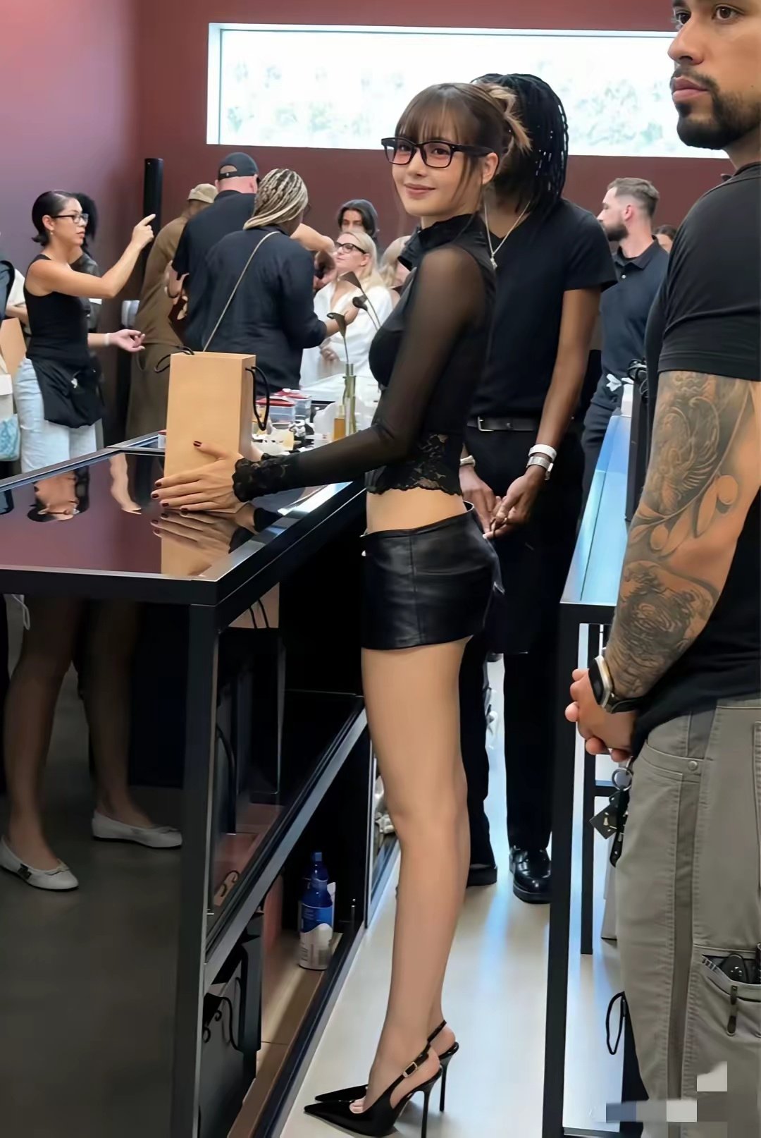 Lisa这组造型高露肤度穿搭十分挑人，很容易显俗，她却驾驭得恰到好处 ​