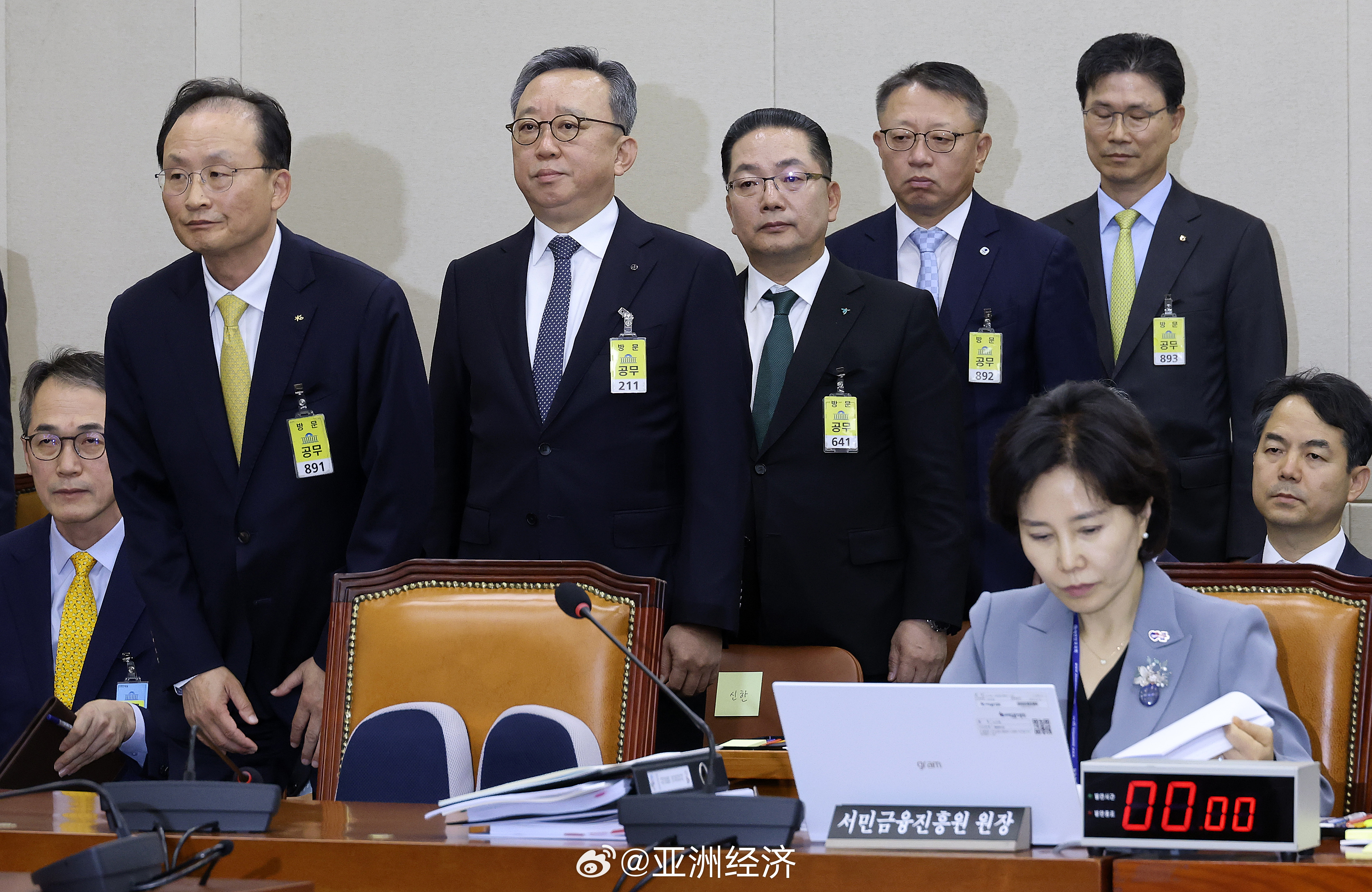 【韩国五大银行行长就黑客攻击事件致歉】韩国金融业近期接连发生黑客攻击事件，引发公众对银行信息安全的担忧。韩国五大商业银行行长19日出席国会国政监察会议，就相关事件造成的客户信息安全风险公开道歉，并承诺增加网络安全投入，强化人工智能（AI）安全防护体系。

当天，KB国民银行、新韩银行、韩 ​
