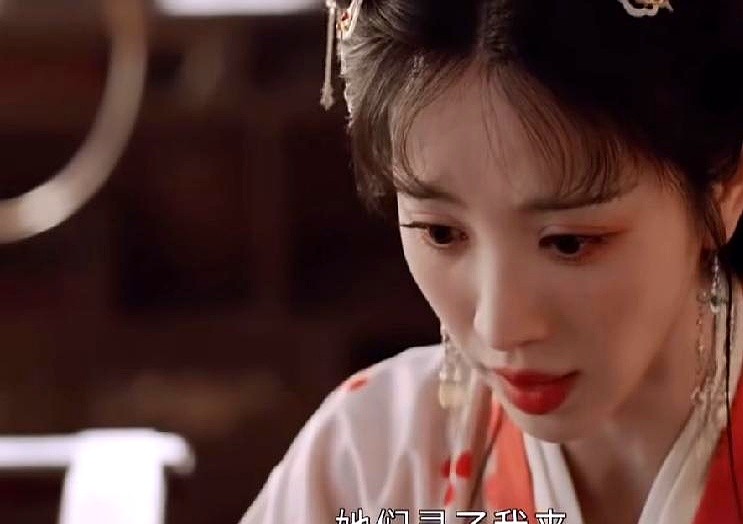 《嫁金钗》里最狠的一幕，是祖母亲手拦下魏娆，不准她烧死假冒的阿丑。

所有人都以为老太太糊涂了，其实阿丑早就把刀架在了整个家族脖子上。来之前，阿丑直接向祖母摊牌了替嫁的真相，更留了致命后手：她在世子身边藏了一封信，替嫁始末写得清清楚楚。

祖母一辈子最看重家族荣誉。如果真让魏娆烧死阿丑，魏娆回去一旦