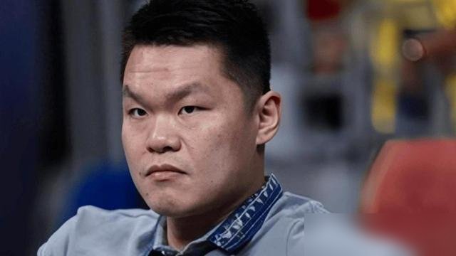 季前赛两连败，篮板被爆，内线没人，随队记者关辛直接点名喊话老板陈海涛，赶紧签大外援。
这话听着是催引援，细品全是门道。关辛跟队十几年，什么话该私下说，什么话该公开讲，他比谁都清楚。敢在社交媒体上直接@管理层，要么是真急了，要么就是替某些人递话。
再看时间线，萨姆纳刚骨折，球队连夜签了弗格和阿祖布