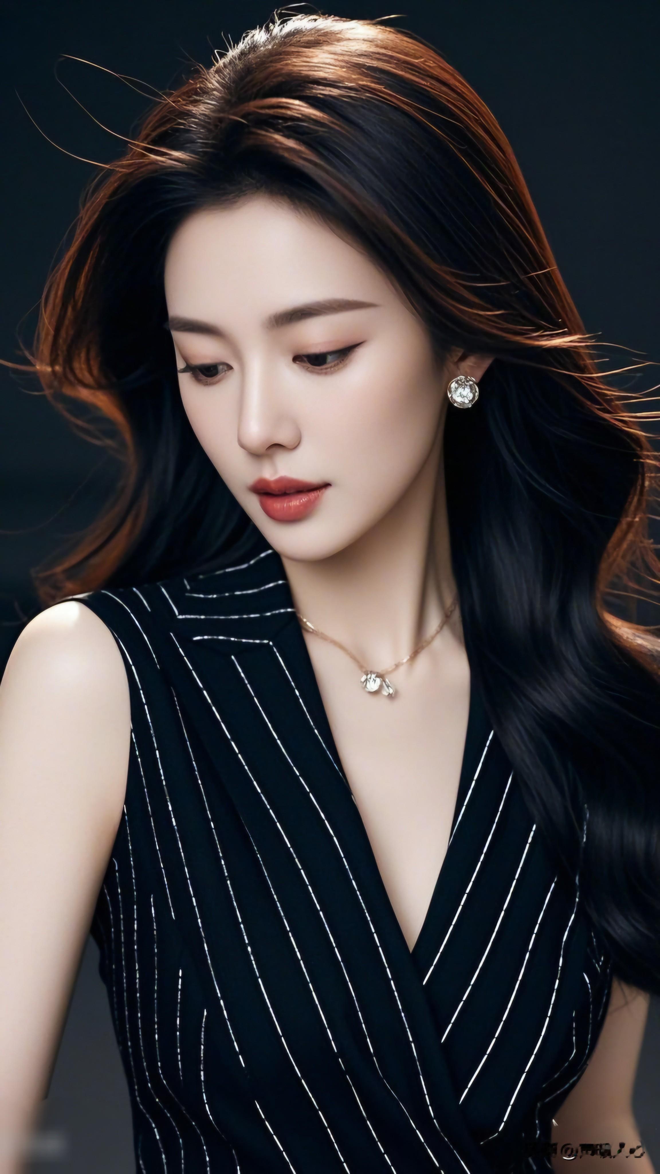 优雅黑裙，闪耀耳环，气质女神，时尚大片