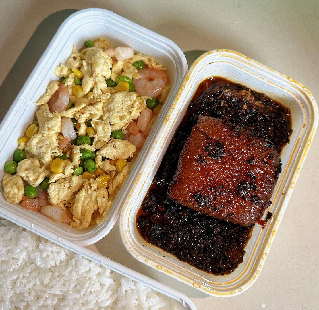 #每日一餐分享##美团外卖# 
兩个手机号所以在每个app都有申请了两个账号的，叫外卖前分别先上一下，差了2元可以买瓶水喝啦！不同平台本就因红包不同导致价格差异，这回美团胜。[挤眼]  ​