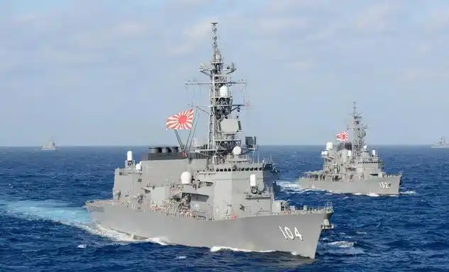 美日这下尴尬了。两国一下子召集了七国6万多人，准备在日本本土及周边海域开展一场名为 &34;利剑27&34; 的联合军事演习。然而让他们始料未及的是，中国反倒将他们列为假想敌实施合围，启动了长达47天的局部实弹射击演练。

这次&
