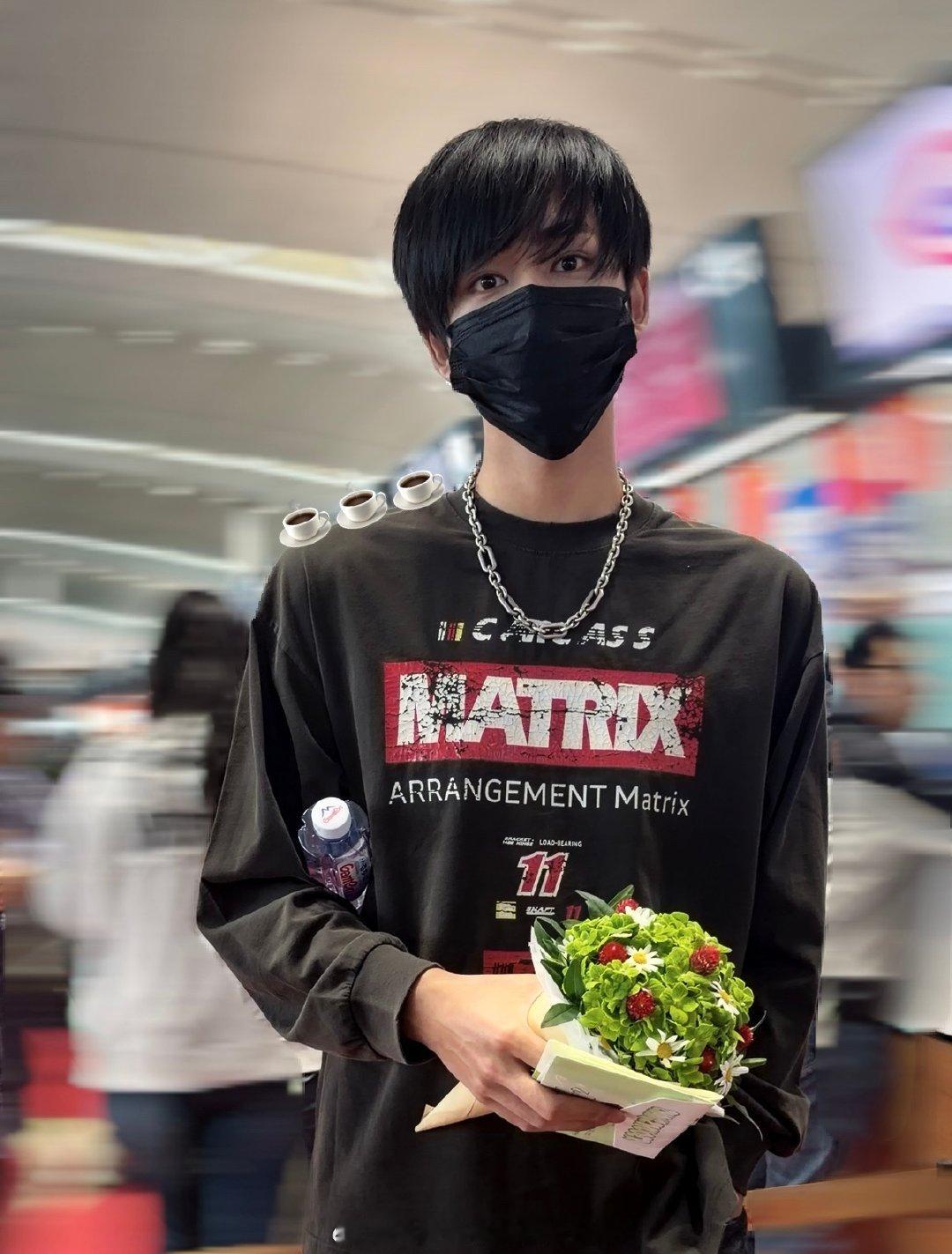 #张卓尔[超话]#

#张卓尔# 💚#捕卓每一天# 
宝宝～你有一双漂亮的会说话的大眼睛[收到]

​