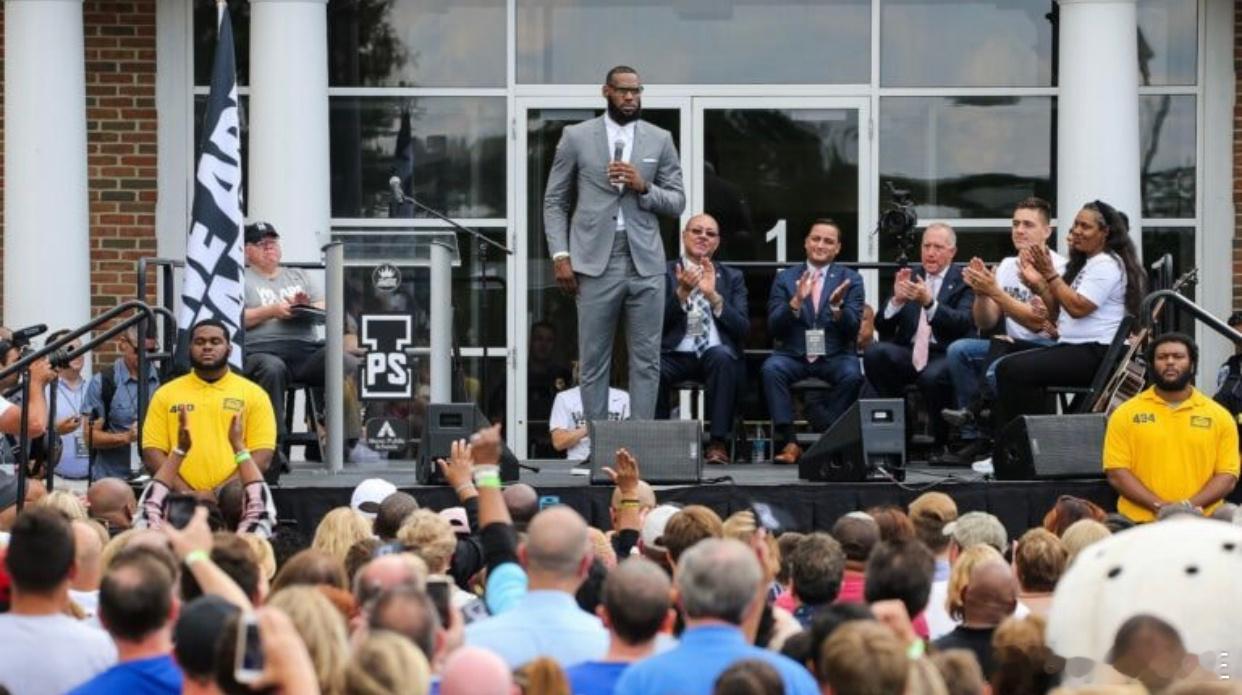 从阿克伦贫苦少年到NBA传奇球星，詹姆斯再次刷新纪录，成为联盟第一位身家突破十亿美金的现役球员，书写独一无二的传奇。

二十年赛场兢兢业业，常年保持顶尖竞技状态，拿下四座总冠军与无数个人荣誉，稳定的赛场价值是他财富积累的根基。

赛场之外他极具商业远见，球鞋终身合同、多元投资布局齐开花 ​