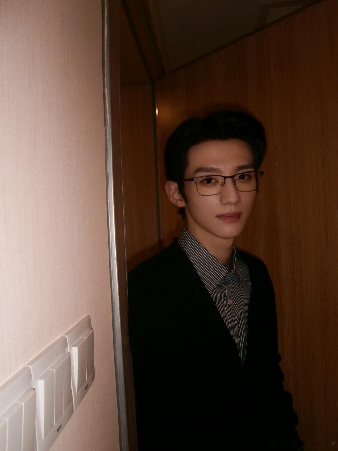 #赖伟明[超话]#  lwm #向全世界安利赖伟明# 
是帅！正面看，帅！背面看，帅！左边看，帅！右面看，帅！上面看，帅！下面看，帅！用苹果手机看，帅！用华为手机看，帅！用小米手机看，帅！用三星手机看，帅！用oppo手机看，帅！用vivo手机看，帅！用八八四八手机看，帅！
​