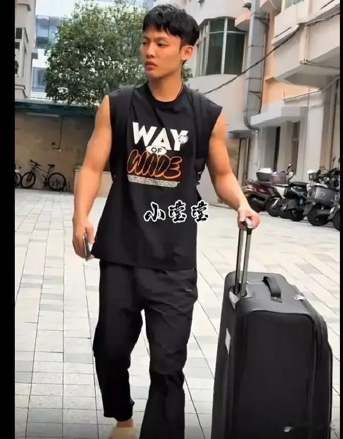 广东4人免测出征青岛，37岁周鹏却要硬扛全部体测！张昊三年三伤连体测都赶不上，张皓嘉遭新帅弃用，黄明依留队上位——广东锋线大换血谁掉队？
广东宏远全队今天上午从东莞宿舍门口集合出发前往青岛体测。大巴发动前，一个身影站在路边没动——张昊帮周鹏把行李搬上车，跟徐杰拍了拍肩膀，然后目送队友离开。有球迷隔着