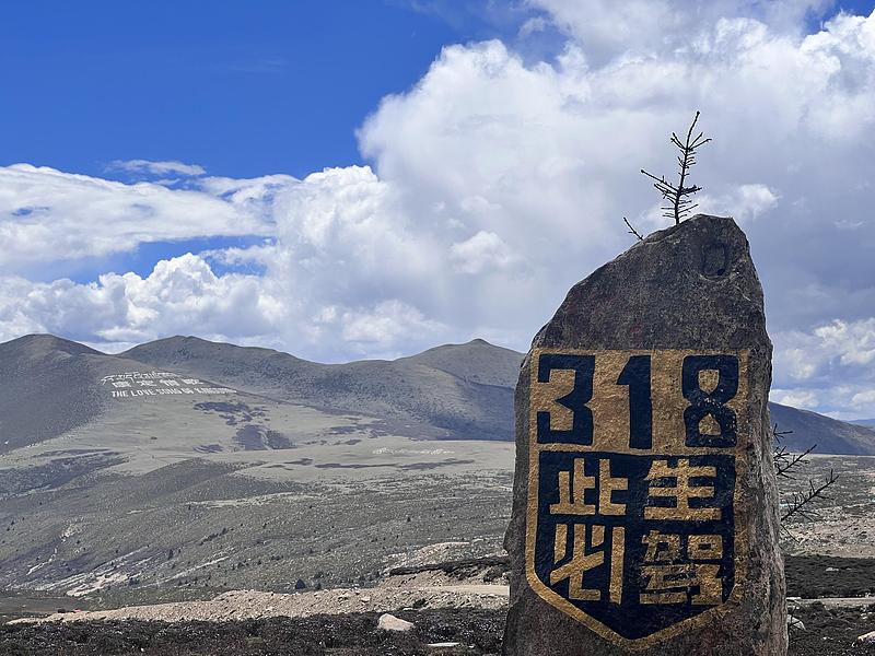之前自驾跑川西某景区，就撞见景区直接把途经的318