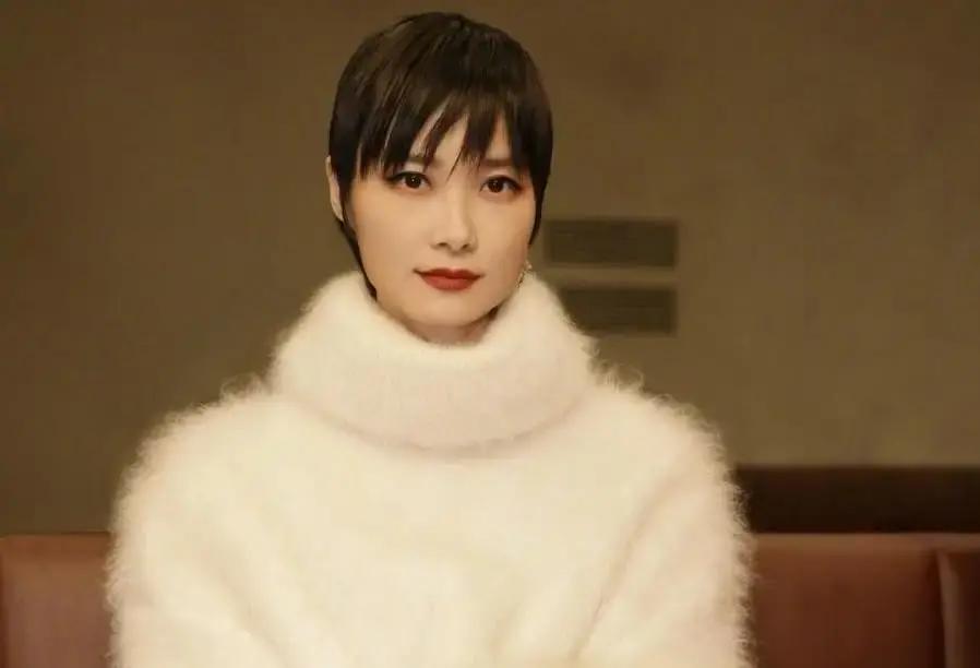 同一批选秀出来的四个姑娘，签了同一家公司，后来的活法完全不在一个频道上。
当年天娱摆明了就是做快餐生意的，根本没打算正儿八经给谁做音乐。这种局谁能看明白，谁就能少脱一层皮。
张靓颖脑子最灵光。比赛厮杀最狠的时候她就一直硬扛着不画押，拖到六进五实在没办法才签，合同条款还留了后手。后来直接找律师揪出